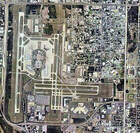 Image satellite de l'aéroport (2002).