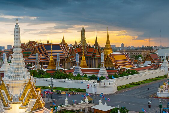 La komplekso de Wat Phra Kaew vidita de ekstere de la muroj de la Granda Palaco