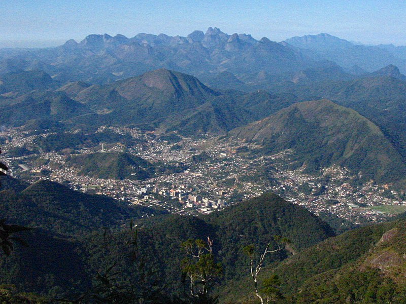 Ficheiro:Teresopolis,Vista da Pedra do Sino.jpg