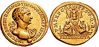 Aureus frappé vers le milieu de l'été 116. Sur le côté pile, au-dessus de la devise PARTHIA CAPTA, les figures de deux Parthes vaincus qui se tiennent adossés sous des trophées. RIC II 325..