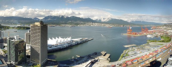 Utsjoch út 'e haven fan Vancouver oer de Burrardynham nei it noarden ta.