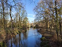 De vijver in het Romain De Vidtspark met het kasteel op de achtergrond