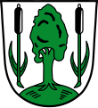 Gemeinde Hallbergmoos In Silber auf grünem Boden ein grüner Eichbaum, beseitet von je einem schwebenden grünen Rohrstängel mit schwarzem Kolben.