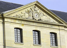 Photo de la devise de l'École sur le fronton du pavillon Joffre