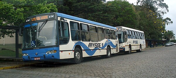 Dois ônibus da Viação Santa Tereza, concessionária do transporte público em Caxias do Sul.