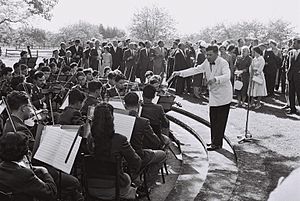 תזמורת הגדנ"ע מנגנת בבלגיה ב-1958 בניצוחו של שלום רונלי-ריקליס