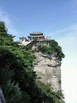 鶏峰山・嵋洛峰の山頂にある光祥寺