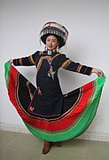 Wanita Yi dalam pakaian tradisional