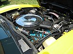 Standard AMC-motor i en gul Bricklin SV-1. AMC 360 V8 (5,9 L) V8-motor med treväxlad automatisk växellåda.