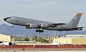 Un KC-135R Stratotanker affecté à la 161st Air Refueling Wing de l'Arizona Air National Guard à l'atterrissage.