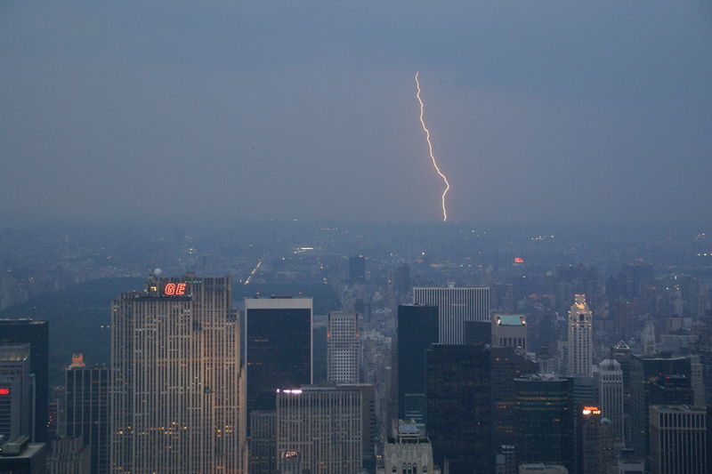 File:2008.06.07.202332 Lightning Empire State NYC.jpg