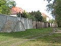 Az egykori várfal helyén felépített modern árvízvédelmi fal