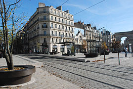 Immeuble haussmannien construit par Ardiot et Moncorget en 1895 et cinéma Le Darcy[12]