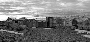 Blick von Stonington Island mit den Gebäuden der East Base der United States Antarctic Service Expedition auf die Mündung des Northeast-Gletschers in die Sadler-Passage