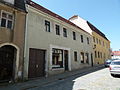 Wohnhaus mit Laden (originale Front) in geschlossener Bebauung