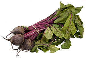 English: A bundle of organic beets from a loca...
