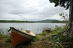 En båt vid Enare träsks strand.