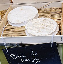 Photo du fromage dans un panier en osier.