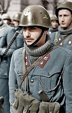 A sub-lieutenant of the San Marco Regiment (RSI) wearing a M33 helmet circa 1944. Note the anchor emblem and the rank insignia on the helmet Bundesarchiv Bild 101I-311-0926-06, Italien, italienische Soldaten Recolored.jpg