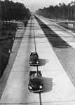 Två KdF-Wagen på en nybyggd motorväg i Tyskland 1943