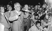 党員達に呼びかけるクレンツ（1989年11月8日）。クレンツの右にいるのがシャボフスキー