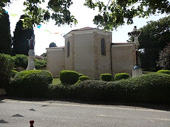 Le chevet encadré par une statue et une croix.