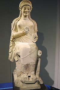 Déesse assise sur un trône. Terre cuite, v. 500. Grammichele. Museo archeologico regionale (Syracuse)