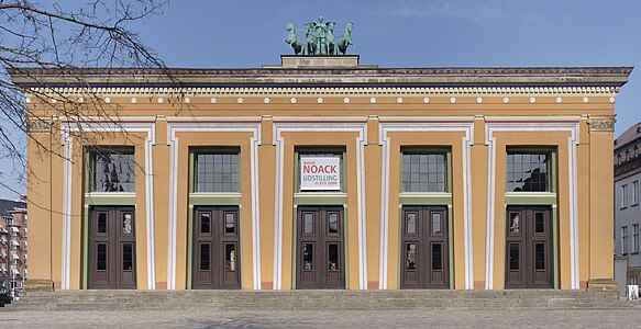 Facade of Thorvaldens Museum. Here we are as usual, with its outer edge of its tapering columns made parallel so that it looks utterly ridiculous!