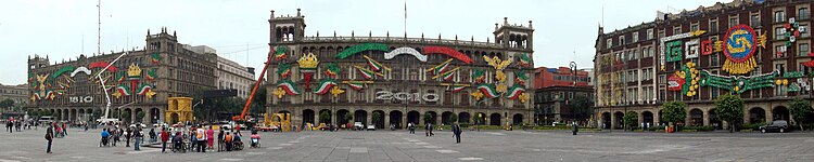 Zócalo, Mexiko City. Blick nach Süden auf die beiden Federal District Gebäude. Ganz rechts ist das ehemalige Portal de Mercaderes. Alle Gebäude werden gerade auf die bevorstehenden Bicentenario-Feierlichkeiten vorbereitet, D.F. buildings, D.F. buildings Zocalo, Mexico City Historic Center, Zocalo
