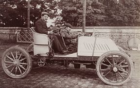 Photo d'un conducteur et de son mécanicien embarqué, roulant à allure modérée.