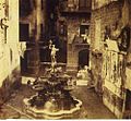 La fontana del Garraffo in una fotografia del 1858, quando era in piazza del Garraffo. (Sulla destra il Genio del Garraffo)