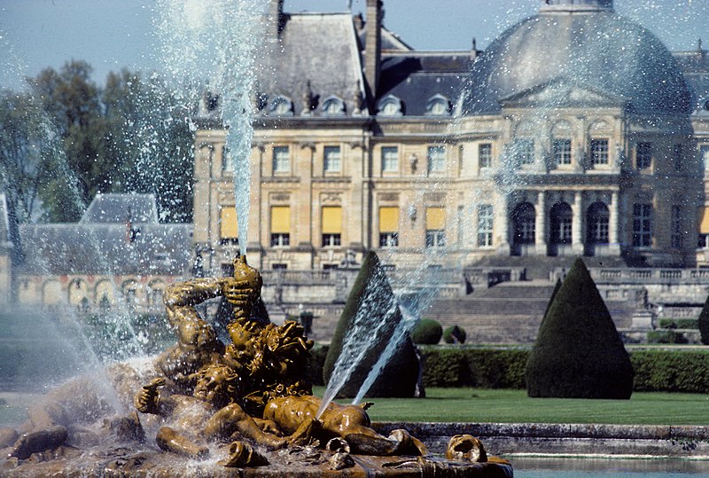 http://upload.wikimedia.org/wikipedia/commons/thumb/2/21/Fountain_at_Vaux-le-Vicomte.jpg/800px-Fountain_at_Vaux-le-Vicomte.jpg