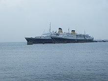 Photographie en couleurs des navire de croisière Funchal et Porto désarmés à Lisbonne en février 2016, après la faillite de Portuscale Cruises.