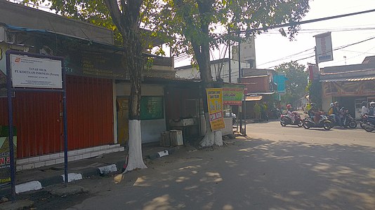 Bekas kelokan jalur selepas Stasiun Madiun yang telah menjadi sebuah gang.