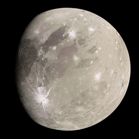Изображение Ганимеда, сделанное КА «Юнона». Светлые поверхности, следы недавних ударных столкновений, изборождённая поверхность и белая северная полярная шапка (в верхнем правом углу изображения) богаты водяным льдом