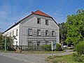 Wohnstallhaus (heute Gaststätte), Stall und Scheune sowie Torpfeiler eines in seiner Struktur erhaltenen Dreiseithofes