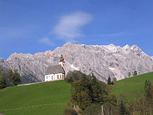 Idilieca Nikolao-kirko antaŭ la giganta Hochkönig-monto