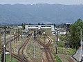 駅構内（左が米坂線ホーム、右が山形鉄道フラワー長井線ホーム）