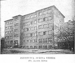 A Szűz Mária Nővéreinek Kongregációja nevű mozgalom által a két világháború közötti időszakban építtetett Szent Teréz Intézet épülete, amelyben a kollégium bentlakása és néhány osztályterme van