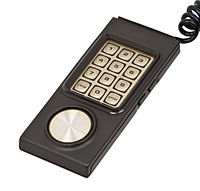 темно-коричневая игровая панель с круглым контроллером и цифровой клавиатурой