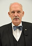 Janusz Korwin-Mikke (72), voormalig beroepsbridger, Europarlementariër, leider van de partij KORWiN, voormalig leider van de Unie voor Reële Politiek (UPR) en het Congres van Nieuw Rechts (KNP).
