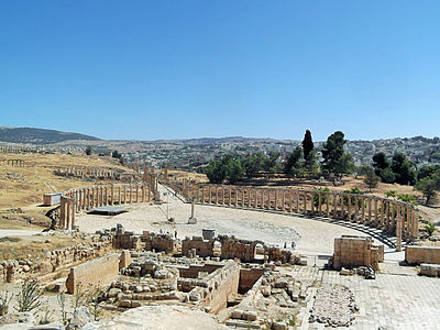 السَّاحة البيضاويَّة وشارع الأعمدة في مدينة جرش الرومانيَّة، بالأردن