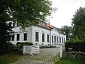 Pfarrhaus mit Garten (einschl. Garten- und Freiflächen mit Baumbestand vor dem Haus) und Einfriedungsmauer