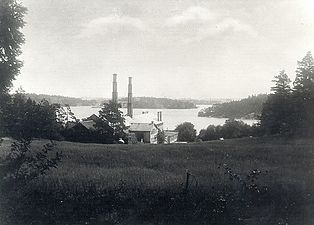 Stearinljusfabriken vid Lars Monténs Fabriker 1927. Fotografiet från 1927 visar ungefär samma vy som Wahlqvists oljemålning från 1884. Fotografen kan ha stått ungefär där Tvärbanans station är idag.