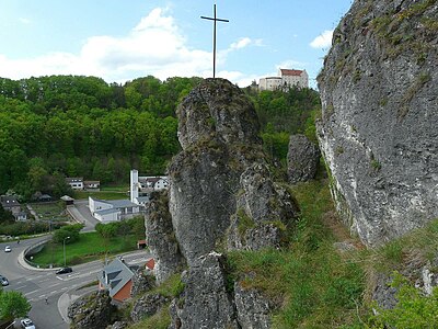 Kreuzfelsen im Schambachtal, rechts oben die Rosenburg