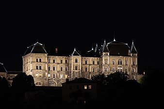 Le lycée Saint-Just de nuit.