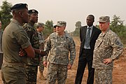 Perwira Amerika bersama tentara Benin