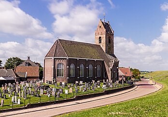 Vista da igreja de Santa Maria em Wierum, província da Frísia, Países Baixos. A igreja foi originalmente construída por volta de 1200. Da igreja original, apenas a torre com o telhado de duas águas e o lado oeste permanecem. A nave e o coro foram substituídos por uma nova construção em 1912. (definição 4 608 × 3 224)