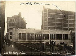 El edificio (derecha) en 1919