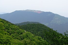 Gunung Yamato Katsuragi dari Gunung Kongō di jalan turunan Kuil Katsuragi